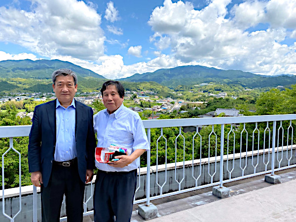 本社ビル屋上にて、西川社長と山本理事長
