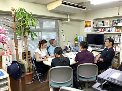 一行は オフィスにて 会議